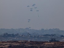 Langit Gaza Dipenuhi Parasut Bantuan Kemanusiaan
