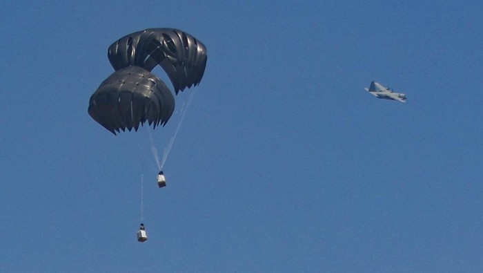 Humanitarian aid is airdropped over Gaza as seen from northern Gaza Strip July 27, 2025. REUTERS/Dawoud Abu Alkas