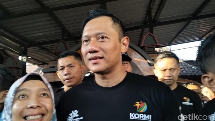 Menko AHY saat diajak selfie emak-emak seusai sarapan soto legendaris di Rumah Makan Yugisah, Minggu (27/7/2025).