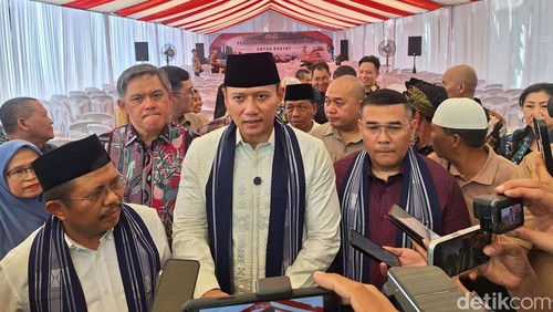 Menteri Bidang Infrastruktur dan Pembangunan Kewilayahan Agus Harimurti Yudhoyono (AHY) didampingi Wamen ATR/BPN Ossy Dermawan saat menyerahkan sertifikat elektronik di Lombok Barat, Minggu (27/7/2025).