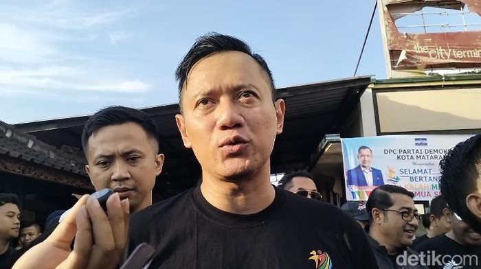 Menteri Koordinator Bidang Infrastruktur dan Pembangunan Kewilayahan RI Agus Harimurti Yudhoyono (AHY) usai mengikuti CFD di Jalan Udayana Mataram, NTB, Minggu (27/7/2025).