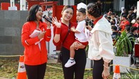 Hanifah, salah satu pengunjung yang datang bersama anaknya yang masih balita, mengaku antusias mengikuti seluruh rangkaian acara. Ia menyebut suasana sudah ramai sejak pagi dan mengaku menikmati berbagai aktivitas, terutama photobooth AI.