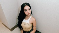 Naura Ayu mengatakan orang tuanya mengingatkan akan pentingnya pendidikan. Aku tetap pendidikan, karena sama papa, mamaku gak boleh berkarier kalau gak punya pendidikannya tuh gak imbang. Buat mama, papaku pendidikan harus ada di diri kita, meski (merasa) ngapain kan sudah kerja, tuturnya. (Foto: dok Instagram naura.ayu)