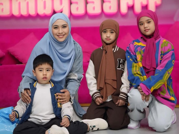 Oki Setiana Dewi dalam Instagram miliknya.