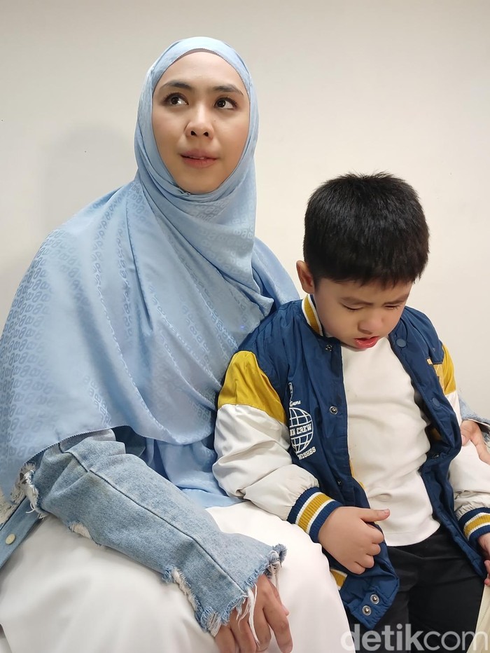 Oki Setiana Dewi dengan anaknya, Sulaiman Oki Setiana Dewi dan Sulaiman saat ditemui di TransTV, Jakarta Selatan, beberapa waktu lalu
