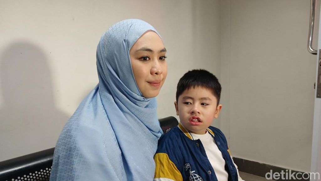 Oki Setiana Dewi Terharu Anak yang Idap Sindrom Prader-Willi Bisa Al-Fatihah