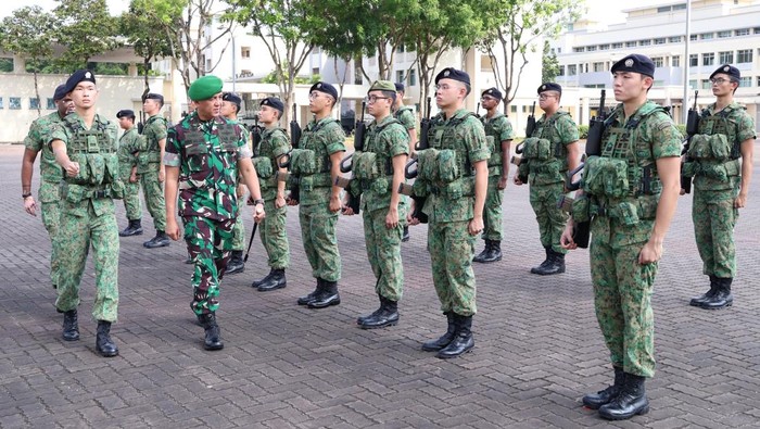 Pangdam V/Brawijaya mengunjungi Komando Divisi 6 Markas Besar Sense and Strike (6th Division/HQ SS) di Singapura.