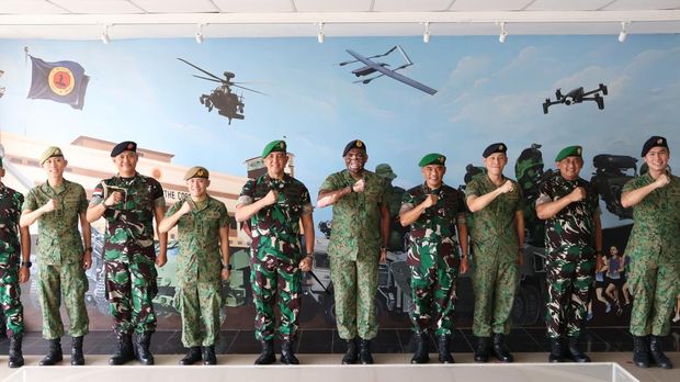 Pangdam V/Brawijaya mengunjungi Komando Divisi 6 Markas Besar Sense and Strike (6th Division/HQ SS) di Singapura.