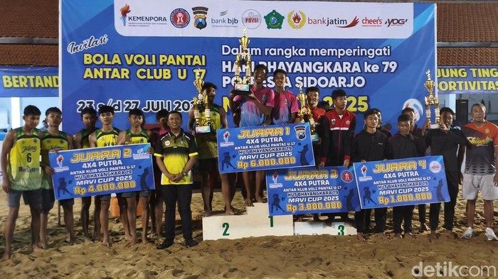 Para jawara di Kejuaran Voli Pantai U-17 dalam rangka Hari Bhayangkara di Sidoarjo.