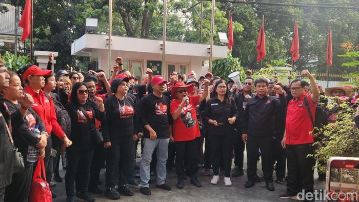 PDIP memperingati peristiwa peringatan Kerusuhan Dua Puluh Tujuh Juli (Kudatuli) 1996 di Kantor DPP PDIP. (Adrial/detikcom)