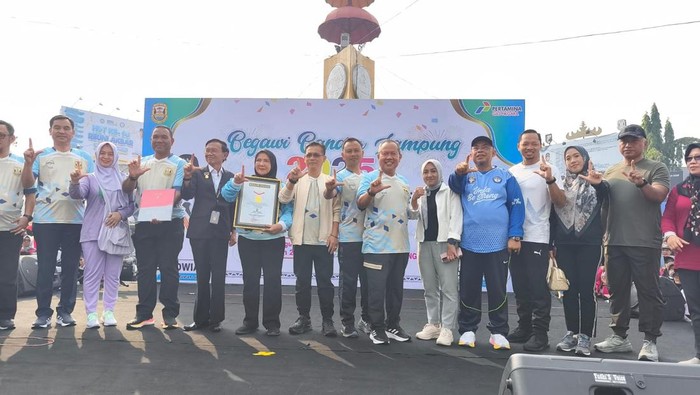 Pemkot Bandar Lampung saat menerima penghargaan Rekor MURI bikin sekubal 25 meter.