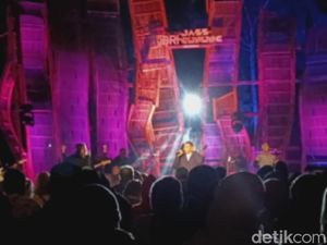 Sal Priadi Tampil Memukau Tutup Jazz Gunung Bromo 2025 dengan Manis