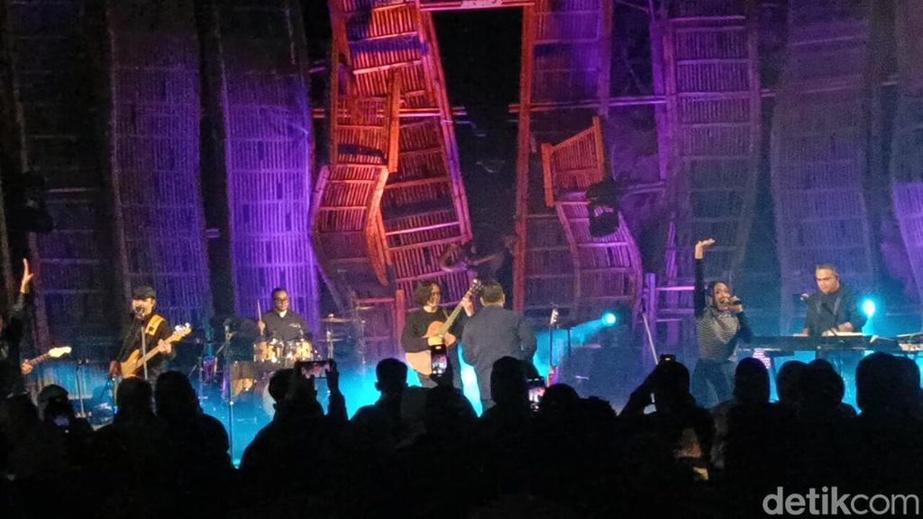 Video: Penampilan Sal Priadi Tutup Gelaran Jazz Gunung Bromo 2025