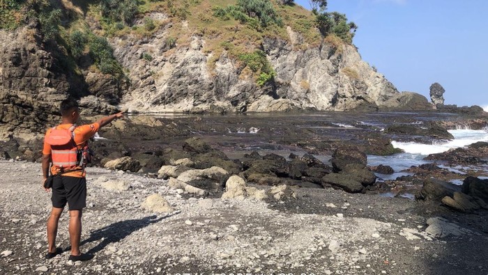 Tim SAR saat melakukan pencarian terhadap seorang perempuan yang meninggalkan motornya sejak Kamis (24/7/2025) di Watu Togok, Pantai Siung, Tepus Gunungkidul.
