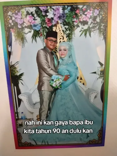 Pengantin wanita ini memperlihatkan hasil foto pernikahannya yang menjadi sorotan di media sosial. Foto pernikahan pasangan  Siti Syarifah (22 tahun) dan Syahwal (26 tahun) di Cibinong, Bogor, Jawa Barat, 25 Februari 2024.