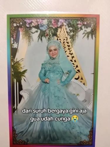 Pengantin wanita ini memperlihatkan hasil foto pernikahannya yang menjadi sorotan di media sosial. Foto pernikahan pasangan  Siti Syarifah (22 tahun) dan Syahwal (26 tahun) di Cibinong, Bogor, Jawa Barat, 25 Februari 2024.