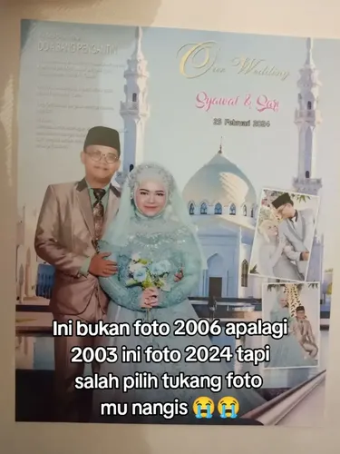 Pengantin wanita ini memperlihatkan hasil foto pernikahannya yang menjadi sorotan di media sosial. Foto pernikahan pasangan  Siti Syarifah (22 tahun) dan Syahwal (26 tahun) di Cibinong, Bogor, Jawa Barat, 25 Februari 2024.