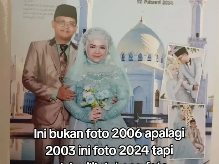 Pengantin wanita ini memperlihatkan hasil foto pernikahannya yang menjadi sorotan di media sosial. Foto pernikahan pasangan  Siti Syarifah (22 tahun) dan Syahwal (26 tahun) di Cibinong, Bogor, Jawa Barat, 25 Februari 2024.
