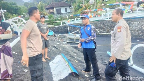 Perahu nelayan di Karangasem rusak diterjang gelombang tinggi, Minggu (27/7/2025).