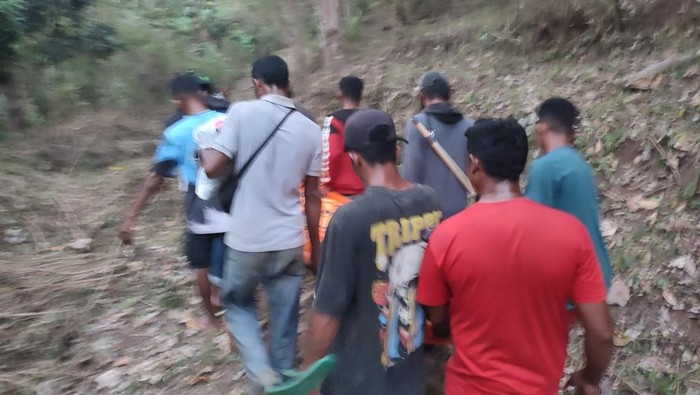 Perempuan lanjut usia (lansia) bernama Tomasine Bura ditemukan tewas di hutan Desa Wuluwitik, Kecamatan Nita, Kabupaten Sikka, NTT. (Foto: Basarnas Maumere)