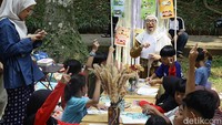 Selama acara, peserta diajak mengikuti lokakarya, permainan edukatif, dan praktik langsung pengolahan sampah rumah tangga, termasuk memilah dan mendaur ulang sampah plastik.