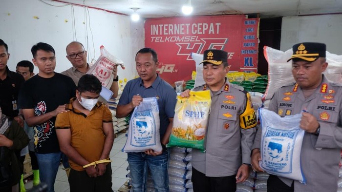 Polda Riau menetapkan distributor pengolpos 9 ton beras reject di Kota Pekanbaru sebagai tersangka.