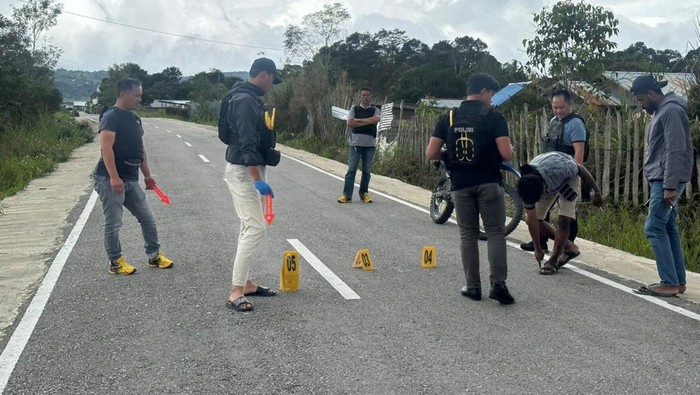 Polisi melakukan olah TKP penikaman tukang ojek di Paniai oleh OTK.