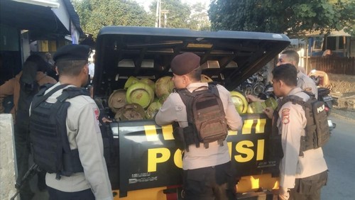 Polisi mengangkut barang bukti LPG 3 kg yang disita dari tempat pengoplosan di Desa Samili, Kecamatan Woha, Kabupaten Bima, NTB, Minggu, (27/7/2025). (Istimewa)