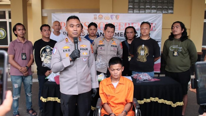 Polisi saat menampilkan pelaku pemerkosaan dan pembunuhan bocah 6 tahun di OKI.