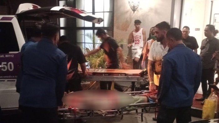 Proses evakuasi pria Australia berinisial DL yang nekat melompat dari lantai 3 hotel tempatnya menginap di Jalan Saraswati, Denpasar, Bali, Minggu (27/7/2025). (Foto: Dok. Damkar Badung)