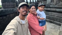 Raim Laode selfie bersama ibu dan anaknya saat liburan. Anaknya berusia 2 tahun. (Foto: dok Instagram raimlaode)