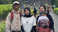 Raim Laode jalan-jalan ke Candi Prambanan bersama keluarga. (Foto: dok Instagram raimlaode)