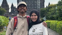 Raim Laode tamasya ke Yogyakarta bersama istri, Komang, anak, dan ibunya. Yogyakarta adalah daerah yang setiap saat saya ke tempat ini dalam perjalanan kerja selalu terbayang wajah anak dan juga istriku, terbayang wajahnya di antara sela jalan malioboro nan amai dan arief. Sangat jarang saya lihat suatu daerah dimana kita lewat adalah wisata untuk mata kita, tulisnya di Instagram yang dilihat Senin (28/7/2025). (Foto: dok Instagram raimlaode)