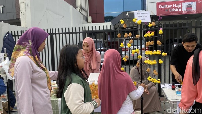 Ramainya warga Depok memakai jepitan bebek dan kapibara di CFD Margonda (Devi P/detikcom)