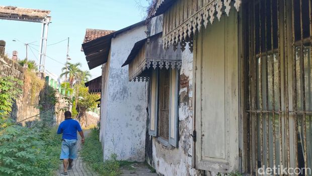 Rumah bergaya Indis, akulturasi dari gaya arsitektur Belanda dengan Jawa di Porong, Sidoarjo yang masih berdiri kokoh meski sudah berusia lebih dari 1 abad.