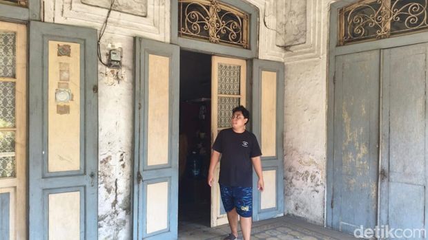 Rumah bergaya Indis, akulturasi dari gaya arsitektur Belanda dengan Jawa di Porong, Sidoarjo yang masih berdiri kokoh meski sudah berusia lebih dari 1 abad.