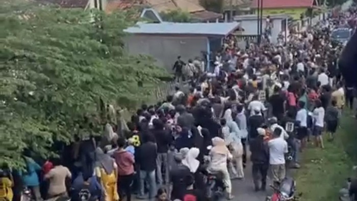 Rumah terduga pelaku pembunuhan bocah di OKI dikepung warga.