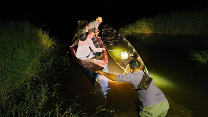 Saat petugas gabungan melakukan pencarian korban Angga yang tenggelam di Sungai Kelekar