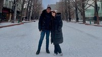 Sammy Simorangkir di akhir cerita mengucapkan selamat ulang tahun pernikahan ke Viviane. Istriku bukan hanya sekedar pasangan, bukan hanya sekedar hadiah dari Tuhan, di dalam matanya kulihat rumah, dalam pelukannya kutemukan damai. Selamat ulang tahun pernikahan, Ma. Temani aku terus, berjalan dan berlari bersamaku sampai garis akhir. Love u so much, tulisnya. (Foto: dok Instagram sammysimorangkir)