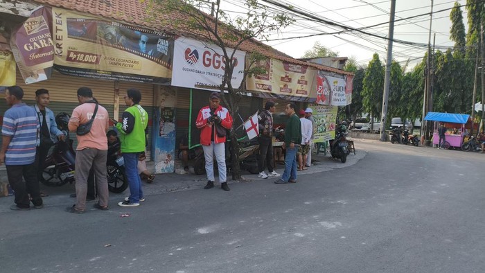 Sejumlah driver ojol rekan korban yang jenazahnya ditemukan di Gresik takziah di rumah duka di Pecantingan, Sekardangan, Sidoarjo.