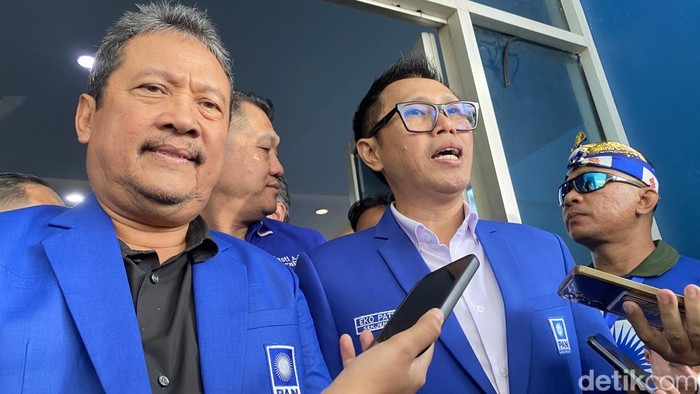 Sekretaris Jenderal PAN, Eko Hendro Purnowo alias Eko Patrio (kanan) dan Ketua DPW PAN Jateng Sakti Wahyu Trenggono (kiri) di Kantor DPW PAN Jateng, Kecamatan Tembalang, Kota Semarang, Minggu (27/7/2025).