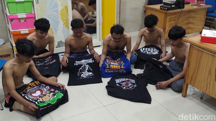 Sembilan orang remaja diduga gangster yang diamankan polisi di Sidoarjo tapi tidak ditemukan membawa sajam.