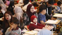 Para orang tua peserta menyebut kegiatan ini sebagai ajang positif untuk anak-anaknya.