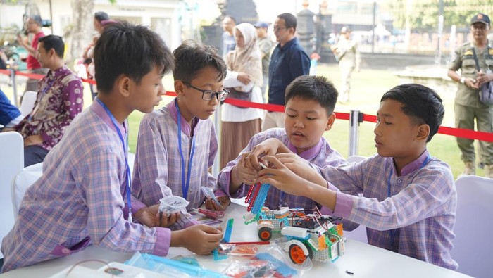 Serunya Anak-anak Kudus Belajar Koding Lewat Permainan Anak-anak MI Muhammadiyah Al Tanbih antusias merakit robot pemilah sampah dalam Festival dan Lomba Berpikir Komputasional di Kudus, Minggu (27/7/2025). Kegiatan ini memberi ruang bagi siswa untuk memecahkan masalah nyata lewat teknologi.