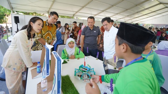 Serunya Anak-anak Kudus Belajar Koding Lewat Permainan Anak-anak MI Muhammadiyah Al Tanbih antusias merakit robot pemilah sampah dalam Festival dan Lomba Berpikir Komputasional di Kudus, Minggu (27/7/2025). Kegiatan ini memberi ruang bagi siswa untuk memecahkan masalah nyata lewat teknologi.
