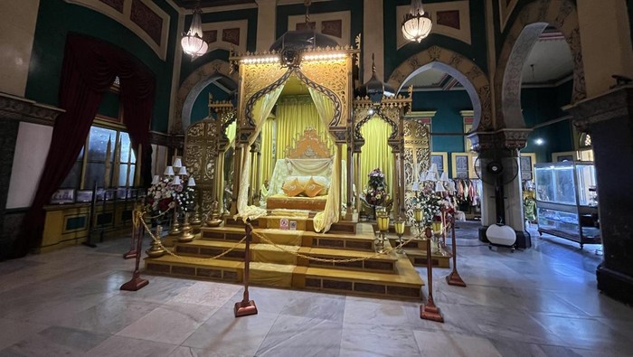 Singgasana di dalam Istana Maimun yang masih tampak megah. (Kartika Sari/detikSumut) Singgasana di dalam Istana Maimun yang masih tampak megah. (Kartika Sari/detikSumut)