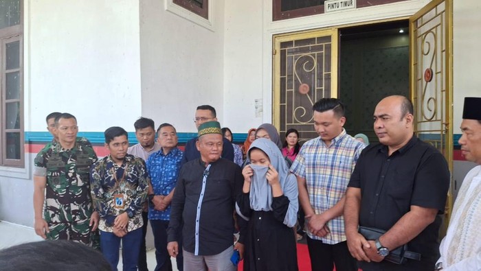 Siswi MTs viral karena biaya pendidikan di Labusel mendapatkan bantuan
