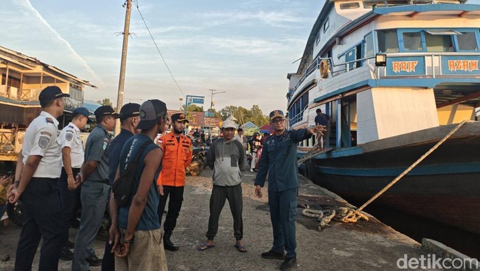 Sosialisasi larangan merokok dalam kapal di Pelabuhan Teluk Batang.