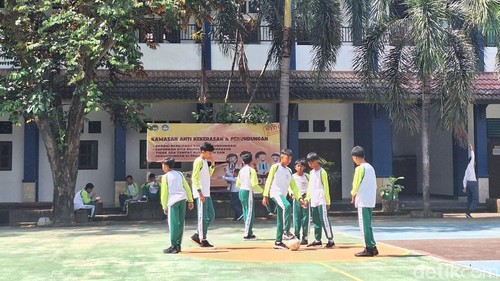 Suasana aktivitas para pelajar di SMPN 1 Mataram, beberapa waktu lalu.