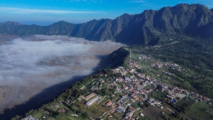 Wisatawan mengunjungi kawasan Taman Nasional Bromo Tengger Semeru (TNBTS) di Probolinggo, Jawa Timur, Minggu (27/7/2025). BMKG Stasiun Klimatologi Jawa Timur mencatat fenomena bediding atau suhu dingin terjadi akibat aktifnya angin monsun timuran yang kering dan minim awan seiring musim kemarau 2025 yang mundur dari normalnya dan diprediksi berlangsung hingga September dengan suhu terendah umumnya terjadi pada bulan Agustus. ANTARA FOTO/Irfan Sumanjaya/nz